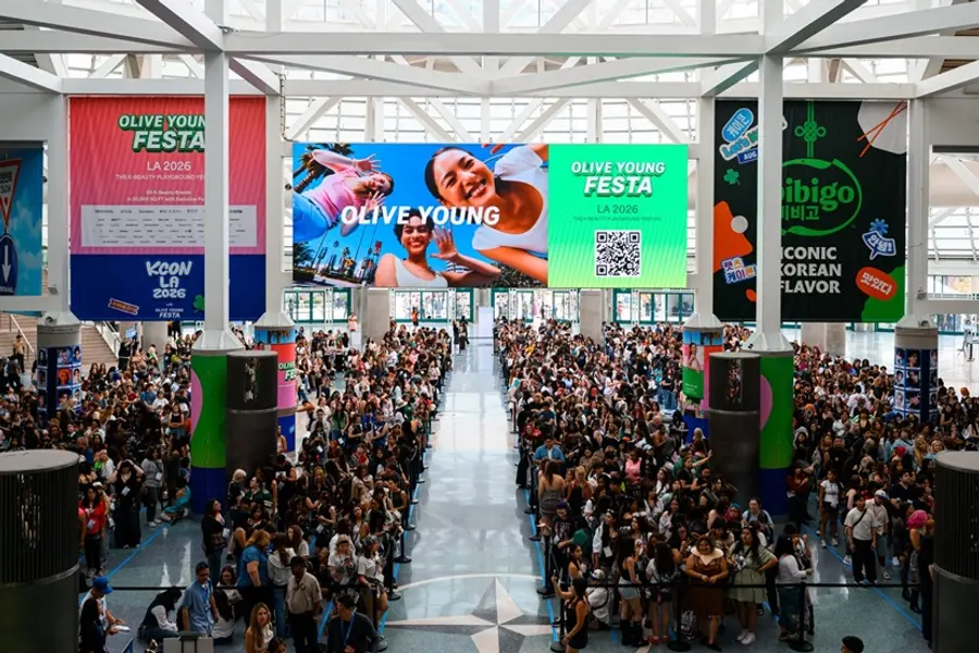 ‘올리브영 페스타 LA 2026’이 열리는 ‘KCON LA 2026’ 컨벤션 입장을 위해 대기하는 고객들의 모습. CJ그룹 제공