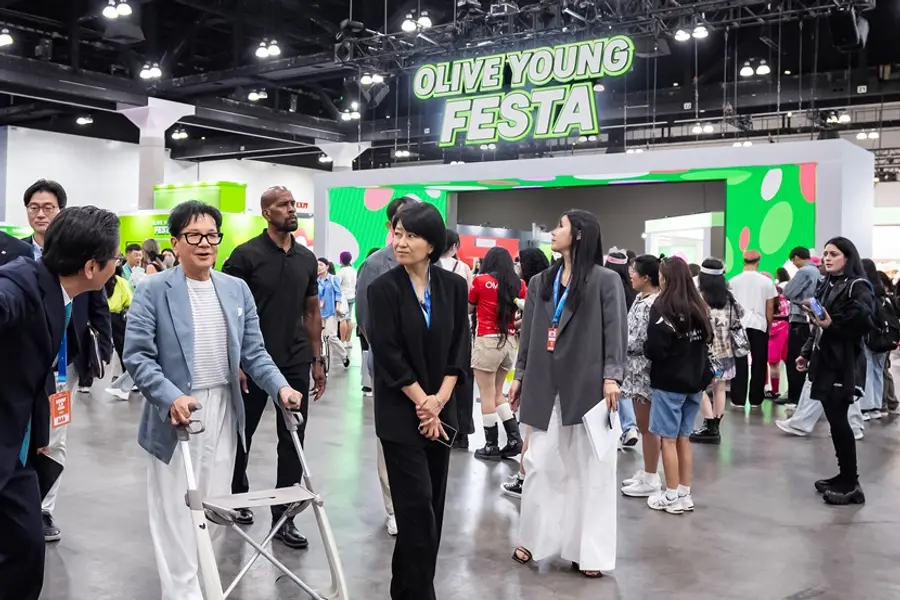 케이콘(KCON) LA 2026을 방문한 이재현 CJ그룹 회장(왼쪽 두번째)이 올리브영 페스타 현장을 둘러보고 있다. CJ그룹 제공