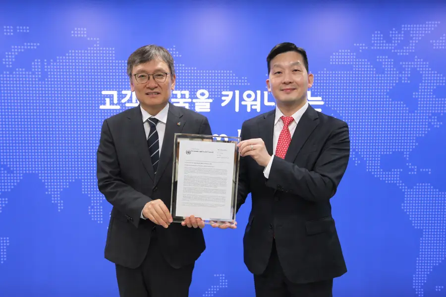 DB증권 본사에서 김정훈 UN SDGs 협회 대표(오른쪽)와 곽봉석 DB증권 대표이사(CEO)(왼쪽)이 기념사진을 촬영하고 있다.