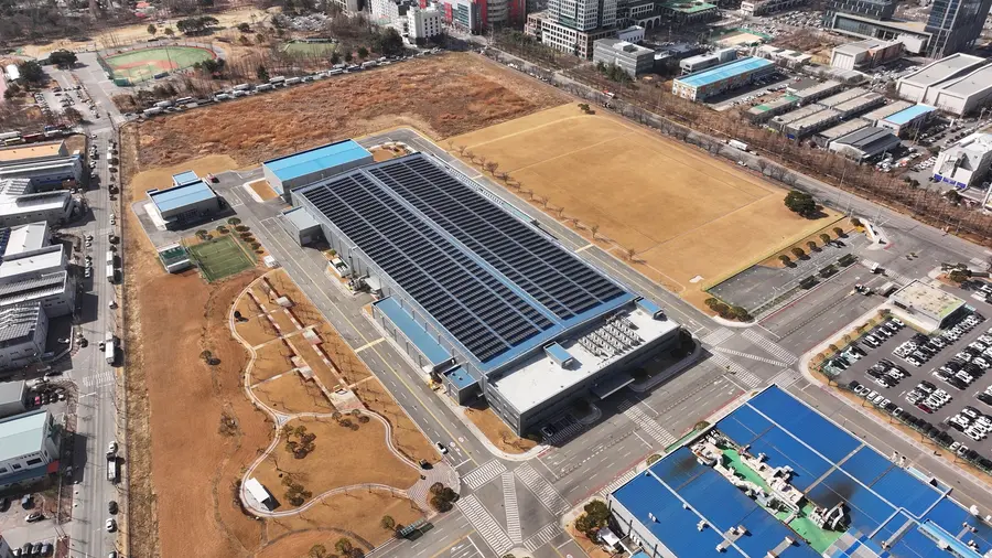 삼성전자 광주사업장 제3 캠퍼스 전경 및 플랙트그룹의 핵심 HVAC 제품 이미지(왼쪽 상단부터 시계방향으로 AHU, FWU, CDU, CRAH). 삼전자 제공
