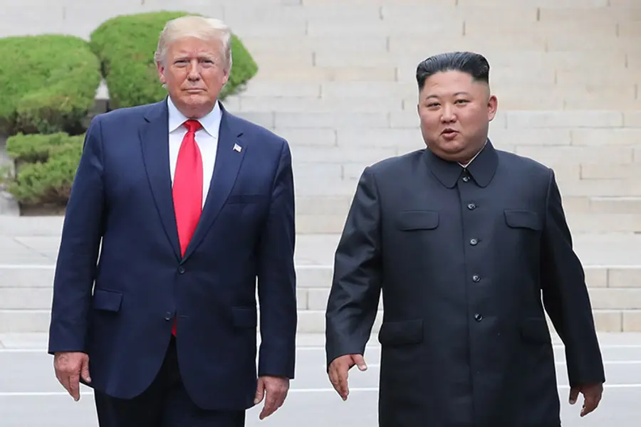 2019년 6월 도널드 트럼프 미국 대통령(왼쪽)과 김정은 북한 국무위원장이 판문점 군사분계선 북측 지역에서 만나 인사한 뒤 남측 지역으로 향하고 있다. 연합뉴스 자료사진
