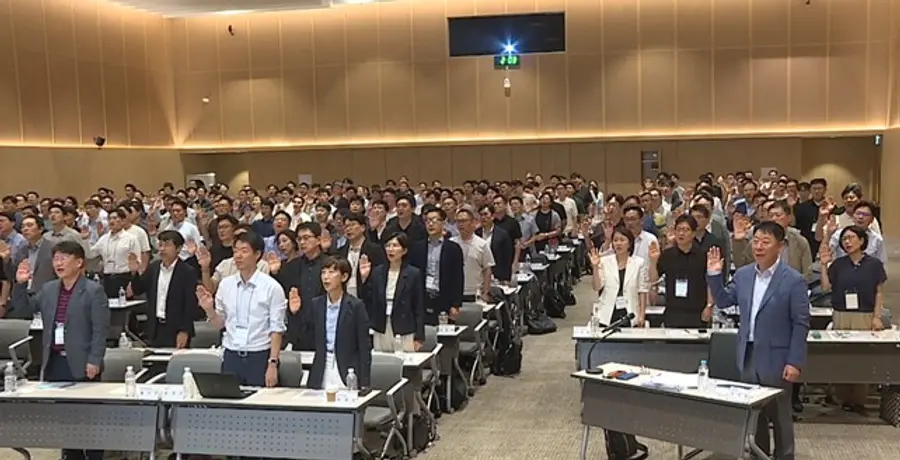 현대해상 경영전략세미나에서 이석현 대표이사(앞줄 오른쪽 첫 번째)를 포함한 전 임원과 부서장이 소비자보호헌장을 제창하고 있다.