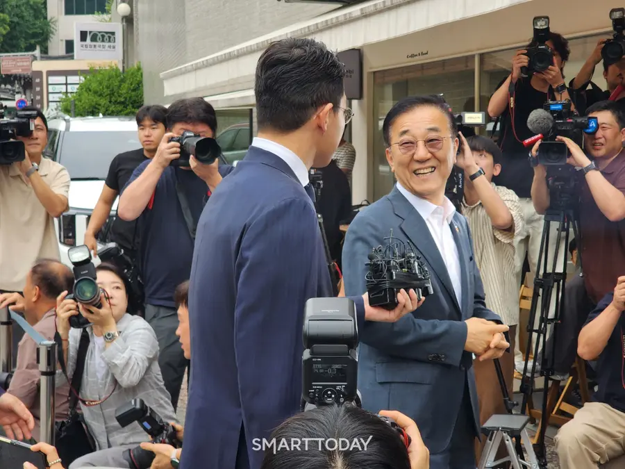 김윤덕 국토부 장관이 식당 입장 전 취재진의 질문에 답하고 있다. 출처=김종현 기자