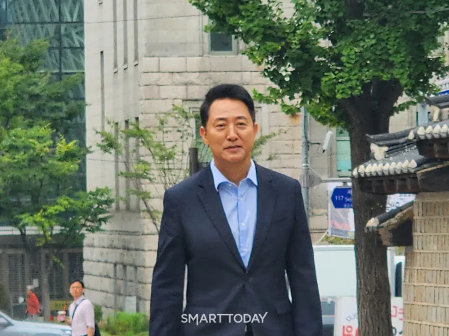 오세훈 서울시장이 시청에서 걸어 나와 회동 장소로 이동하고 있다. 출처=김종현 기자