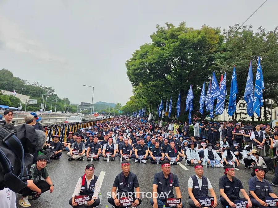 21일 서울 양재동 현대차 본사 앞에서 금속노조 자동차 업종 공동 파업 대회가 진행 중인 모습이다. 사진=박재형 기자
