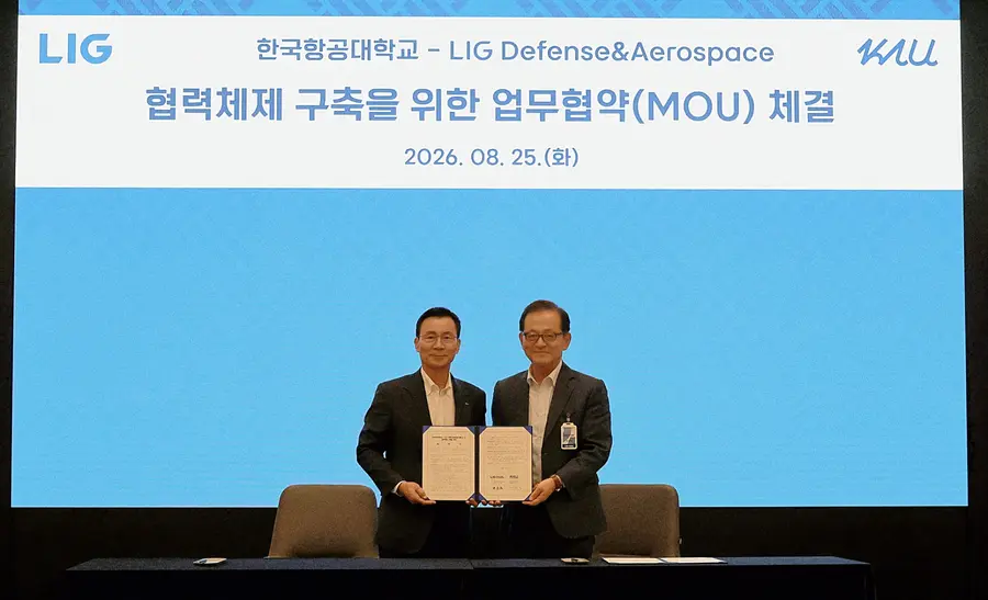신익현(왼쪽) LIG D&A 대표이사와 허희영 한국항공대학교 총장이 협약 체결 후 기념사진 촬영을 하고 있다. LIG D&A 제공
