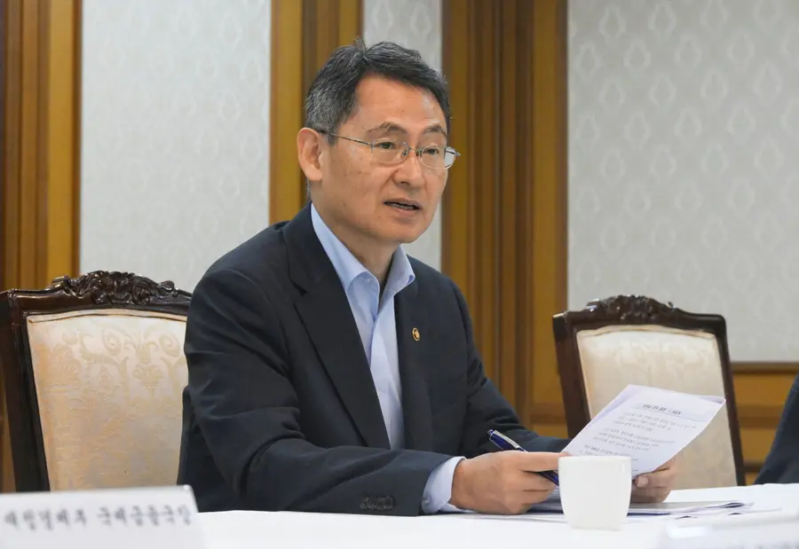 허장 재정경제부 2차관이 8일 서울 종로구 정부서울청사에서 열린 원화 국제화 전담반(TF) 회의를 주재하고 있다. 연합뉴스 제공