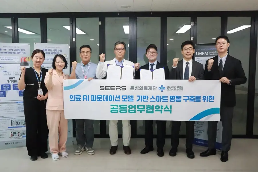 구자성 은성의료재단 이사장(왼쪽 네 번째)과 이영신 씨어스 대표(오른쪽 세 번째)가 의료 AI 파운데이션 모델 기반 스마트 병동 구축을 위한 업무협약(MOU)을 체결한 뒤 기념촬영을 하고 있다. / 출처=IR큐더스 제공