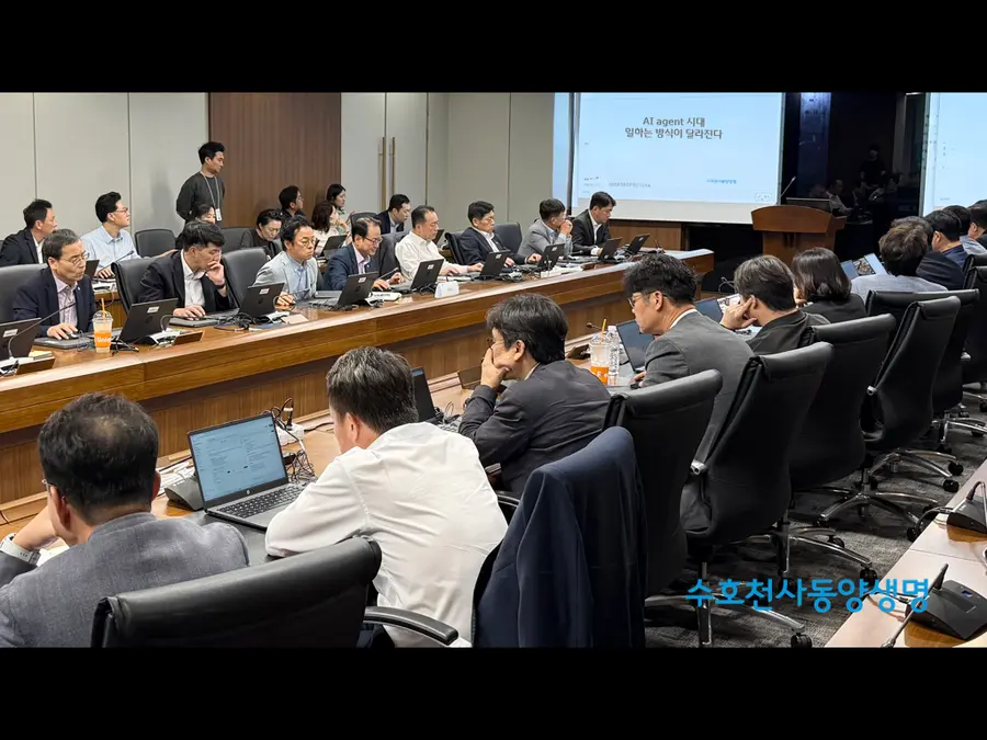 동양생명과 ABL생명 양사 경영진들이 AI agent 생성 등 실습을 진행하고 있다.