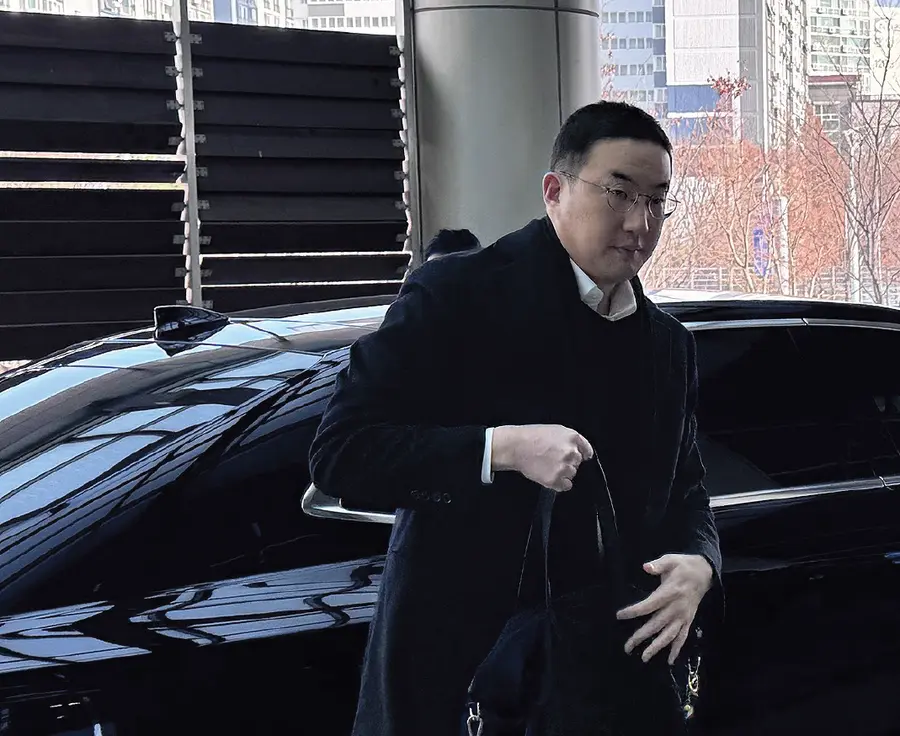 구광모 LG그룹 회장이 방중 경제사절단 동행을 위해 지난 1월 4일 서울 강서구 김포 비즈니스항공센터(SGBAC)을 통해 출국하고 있다. 출처=연합뉴스
