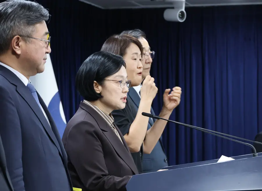 한성숙 국무총리가 3일 서울 종로구 정부서울청사에서 열린 행정·공공기관 이전 및 공공기관 기능 개혁 관련 기자회견에서 발언하고 있다.