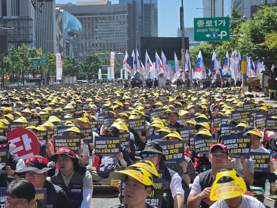 금융노조 총파업 집회에서 참가자들이 ‘실질임금 인상 쟁취’, ‘지방이전 저지’, ‘주 4.5일제 도입’ 등이 적힌 피켓을 들고 있다. (사진=김한솔 기자)