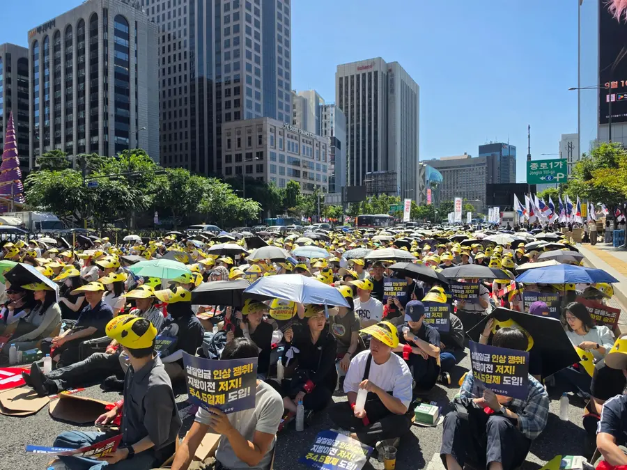 금융노조 총파업 집회에 참가한 조합원들이 도로를 가득 메우고 있다. (사진=김한솔 기자)