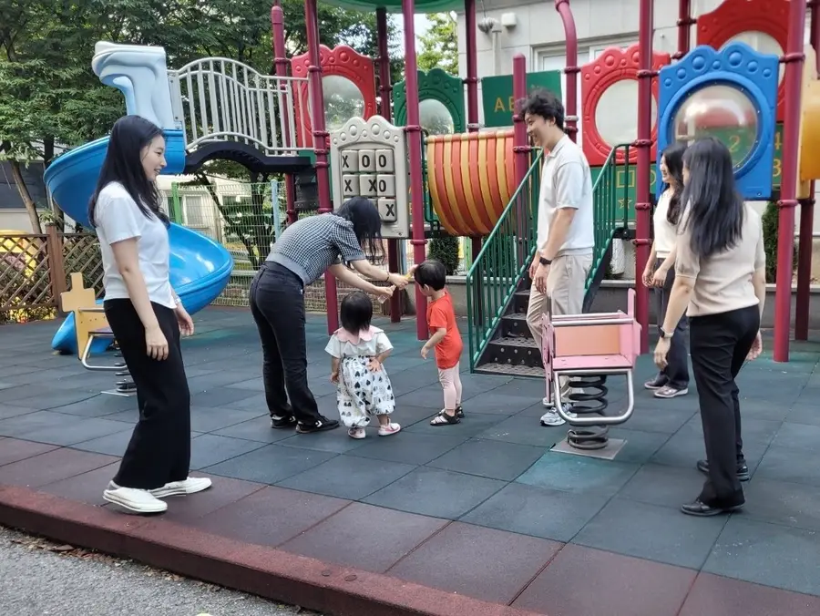 KB자산운용의 임직원 정기 봉사 모습. KB자산운용 제공