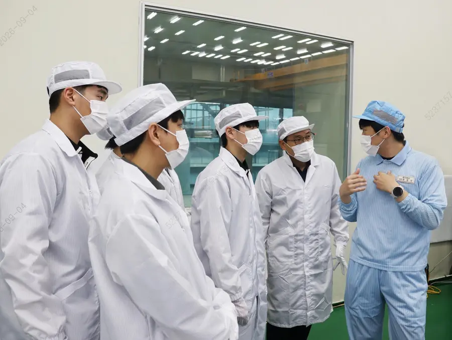 롯데에너지머티리얼즈 직원(파란색)이 이리공업고등학교 학생 및 교사(흰색)에게 익산공장 현장을 설명 / 출처=롯데에너지머티리얼즈 제공