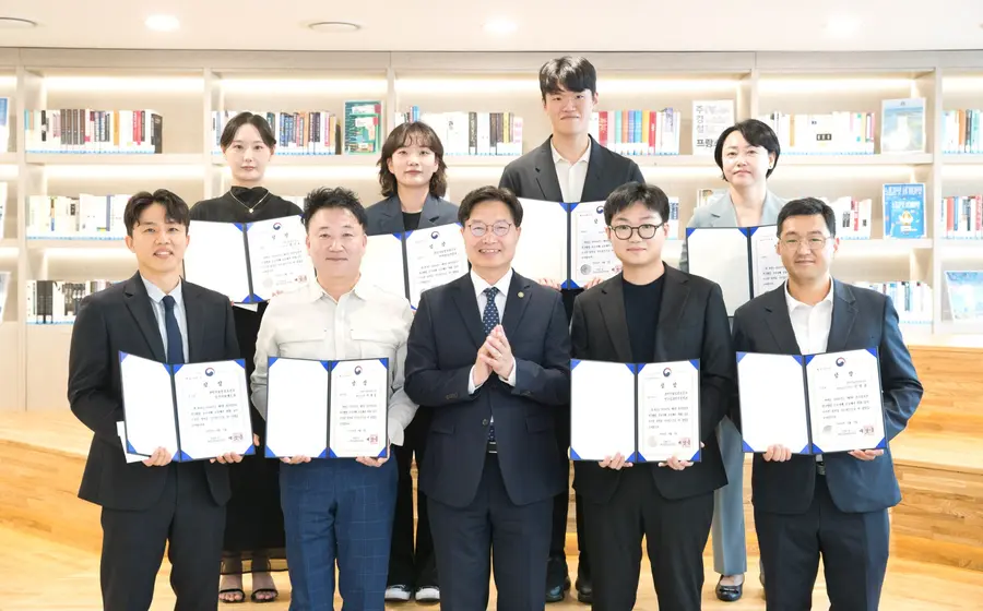 구혁채 과학기술정보통신부 제1차관이 7일 세종특별자치시 정부세종청사에서 열린 '제3회 적극행정 우수사례 포상 수여식' 에서 수상자들과 기념촬영을 하고 있다.