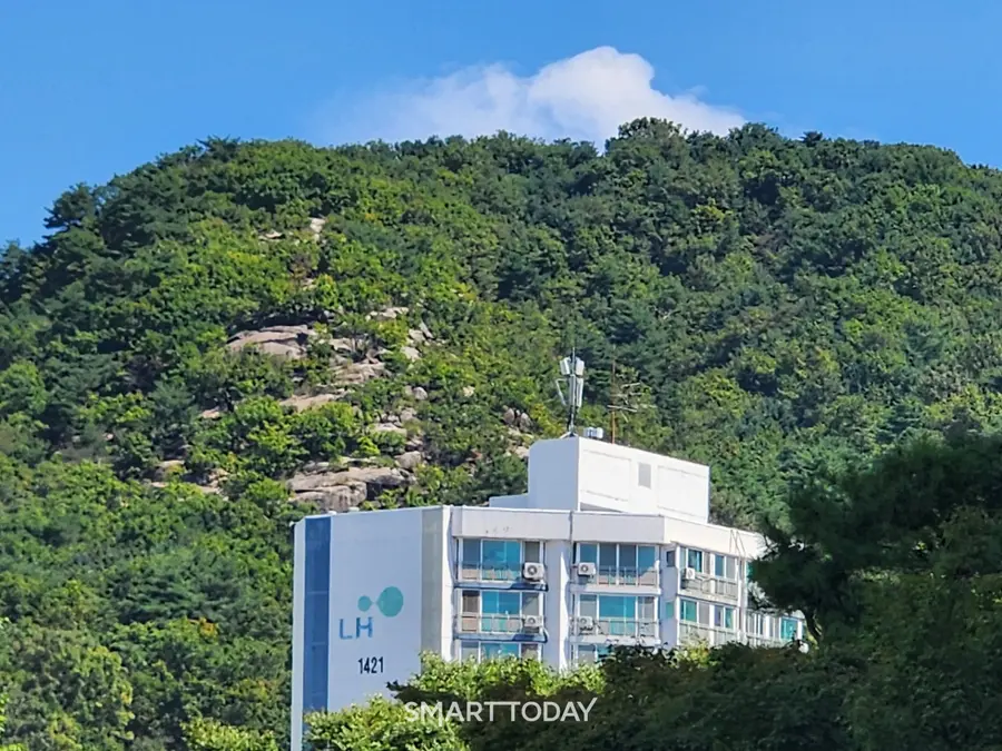 아파트 단지 뒤로 수락산이 보인다. 출처=김종현 기자