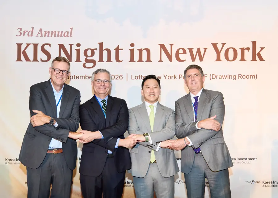 지난 10일(현지시간) 뉴욕에서 개최한 KIS Night in New York 2026 IR 행사에서 김성환 한국투자증권 사장(왼쪽에서 세 번째)이 글로벌 금융사 주요 인사들과 기념촬영을 하고 있다. 왼쪽부터 조지 워커(George Walker) 누버거 회장 겸 최고경영자, 그레그 본드(Greg Bond) 맨그룹 CIO 겸 미주지역 총괄, 제프 네델만(Jeff Nedelman) 칼라일 공동사장.