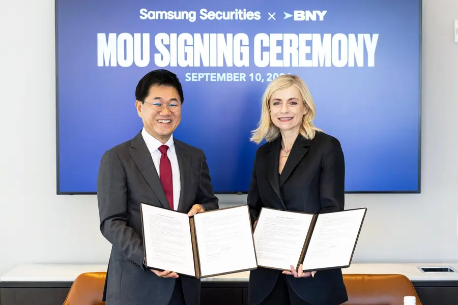 지난 10일 뉴욕 BNY 본사에서 삼성증권 박종문 사장과 BNY 카팅카 월스트롬(Cathinka Wahlstrom) 최고고객책임자, 그리고 양사 관계자가 참석해 포괄적 업무제휴를 진행했다. 사진 왼쪽부터 삼성증권 박종문 사장, BNY 카팅카 월스트롬(Cathinka Wahlstrom) 최고고객책임자.