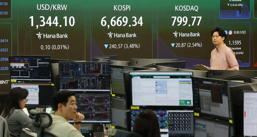 14일 서울 중구 하나은행 본점 딜링룸에서 직원들이 업무를 보고 있다. 이날 코스피는 3% 넘게 하락 출발해 장 초반 6,600대로 밀려났다. 오전 9시 2분 현재 코스피는 전장보다 232.68포인트(3.37%) 내린 6,677.23이다. 연합뉴스