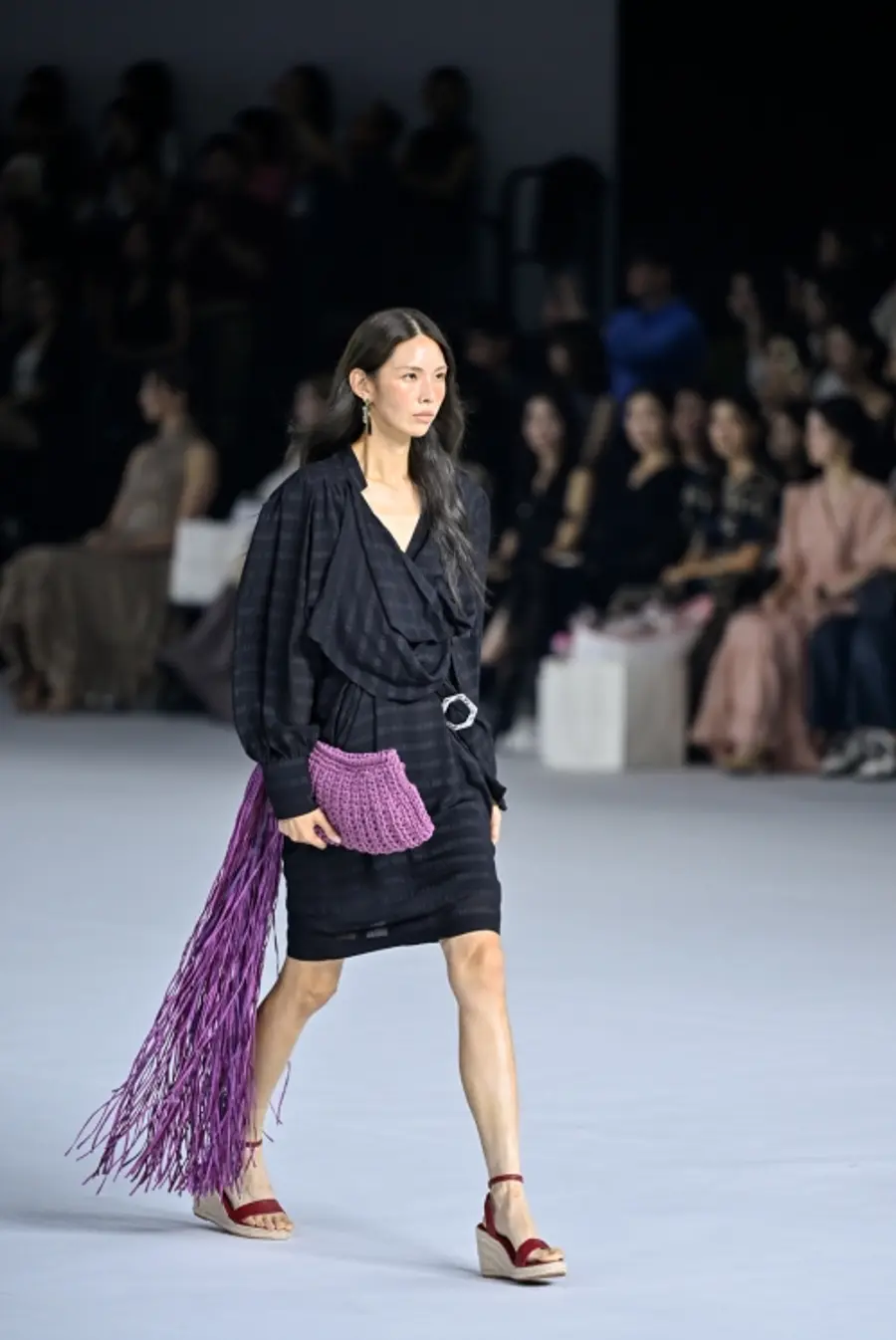 2027 S/S 서울패션위크에서 공개된 까이에(CAHIERS)의 ‘생트로페의 황금 시간 L'Heure Dorée’ 컬렉션 런웨이(까이에 제공)