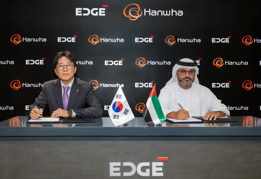 한화와 UAE 국영 최대 방산기업 에지(EDGE) 그룹이 지난 15일(현지 시간) 통합대공망 구축사업에 대한 주요조건합의서를 체결했다. 양기원 한화시스템 대표(사진 좌측)와 하마드 알 마라르(Hamad Al Marar) 에지 그룹 CEO(사진 우측). / 출처=한화시스템 제공
