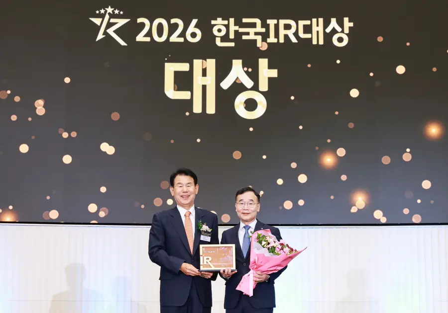 이날 시상식에 참석한 (사진 왼쪽부터)정은보 한국거래소 이사장과 장정훈 신한지주 재무부문장이 기념촬영을 하고 있다.신한금융지주회사 제공