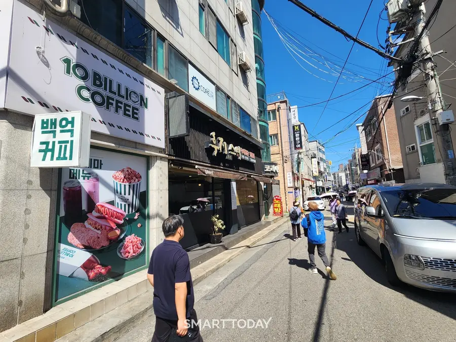 시민들이 사당19구역 일대를 거닐고 있다. 출처=김종현 기자