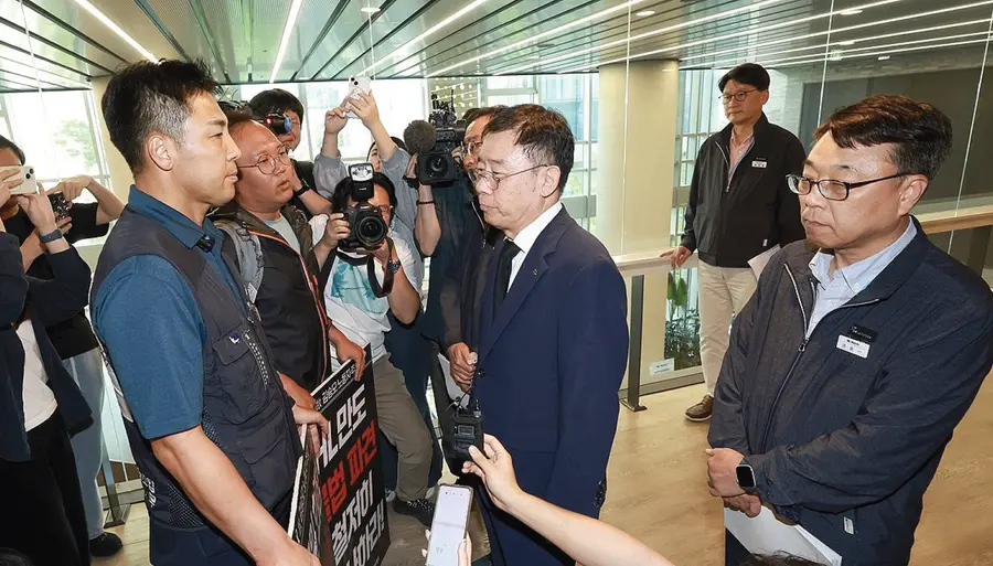조성현 HL만도 부회장과 홍영일 HL만도 부사장이 지난 21일 경기 성남시 HL만도 판교 사옥서 '고 김승모님 사망 사건 관련 사과 성명 및 종합안전개선대책 발표 기자회견' 진행을 위해 회견장으로 이동하던 중 고 김승모 중대재해대책위원회 관계자들과 대치하고 있다. 출처=연합뉴스