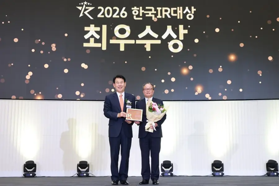ISC가 2026 ‘한국IR대상’에서 최우수상을 수상했다. (왼) 정은보 한국거래소 이사장, (오) 김정렬 아이에스시 대표이사 (제공=아이에스시)