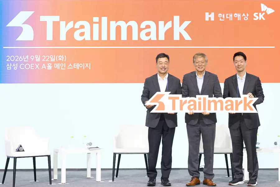 지난 22일 코엑스에서 열린 제3회 사회적가치페스타 스페셜 프로그램 '프로젝트 트레일마크' 발표회에서 오른쪽부터 현대해상 정경선 CSO, 태재대학교 염재호 총장, SK 수펙스추구협의회 지동섭 SV위원장(우측 첫번째부터)이 함께 기념촬영을 하고 있다.