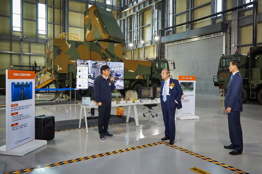 김승연 한화그룹 회장과 김동관 수석부회장이 한화시스템 구미사업장 천궁 다기능레이다 시험장을 방문했다. / 출처=한화그룹 제공