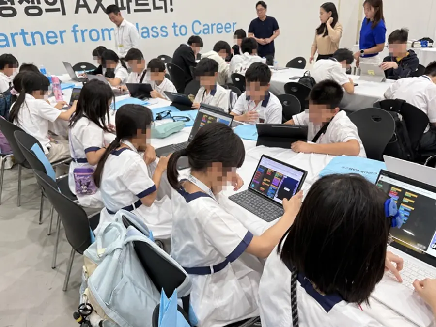 홍콩 초·중등학교 학생들이 ‘2026 에듀테크 코리아 페어’에서 ‘K-Edtech 제품 체험 프로그램’에 참여해 CODMOS AI를 체험하고 있다. (사진=로지브라더스)