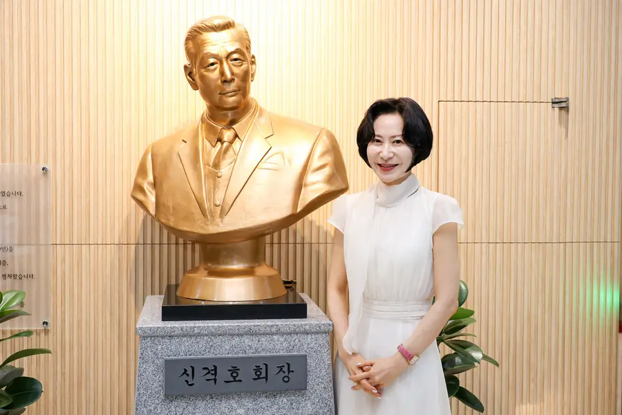 장혜선 롯데재단 이사장이 23일 롯데장학재단 신격호 롯데장학관에서 사진 촬영을 하고 있다.