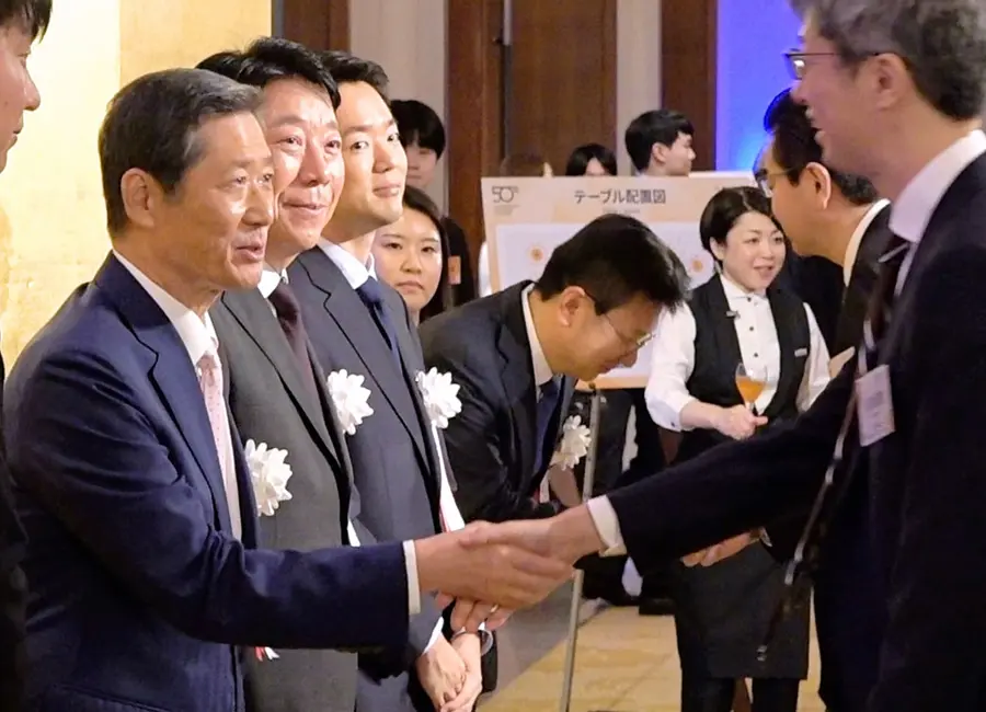 지난달 30일 일본 도쿄에서 열린 현대해상화재보험 일본지사 설립 50주년 기념행사에서 정몽윤 회장이 내빈들을 맞이하고 있다. (왼쪽부터) 정 회장, 이석현 현대해상 대표이사, 정경선 현대해상 CSO. 사진 현대해상