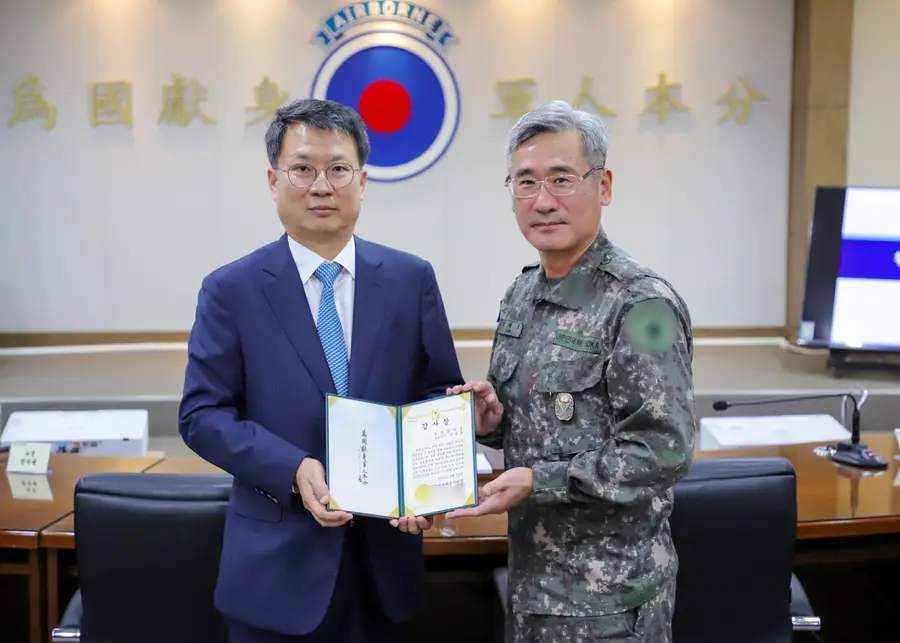 육군제2신속대응사단위문성금전달