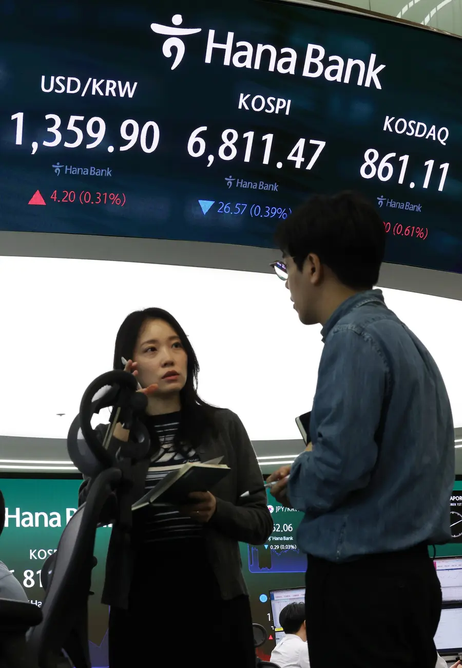 코스피가 하락 출발한 1일 서울 중구 하나은행 본점 딜링룸 전광판에 실시간 코스피와 코스닥, 원/달러 환율이 표시되고 있다. 연합뉴스