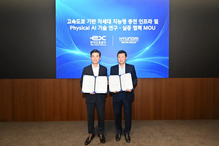 한국도로공사 조성민 도로교통연구원장과 현대차그룹 미래전략본부장 정호근 부사장 / 출처=현대자동차그룹 제공