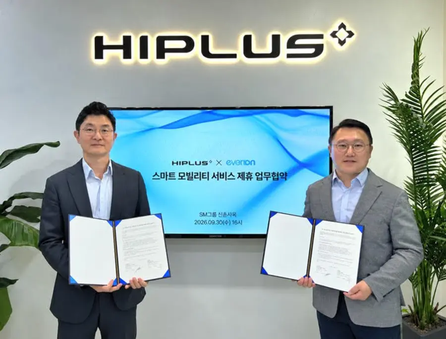 SM하이플러스 안병현 대표(오른쪽)와 에버온 유동수 대표가 지난 30일 서울 서대문구 SM그룹 신촌사옥(본사)에서 전기차(EV) 하이패스 카드 출시 등 스마트 모빌리티 서비스 제휴 업무협약(MOU)을 체결한 뒤 기념촬영을 하고 있다. / 제공=SM그룹