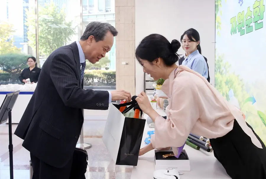 진옥동 신한금융그룹 회장이 가정에서 쓰던 운동용품을 기부하고 있다. 신한금융그룹 제공