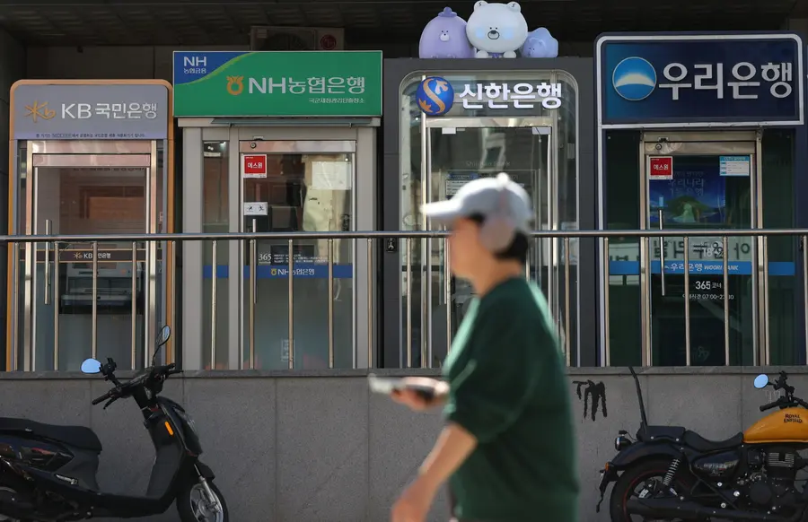 4일 서울 시내에 설치된 여러 은행 ATM기. 연합뉴스.