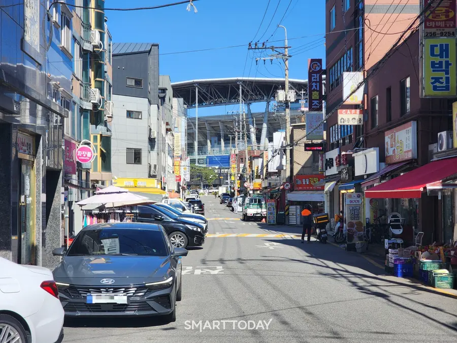 우만가구역 재개발 지구 너머로 수원월드컵경기장이 보인다. 출처=김종현 기자