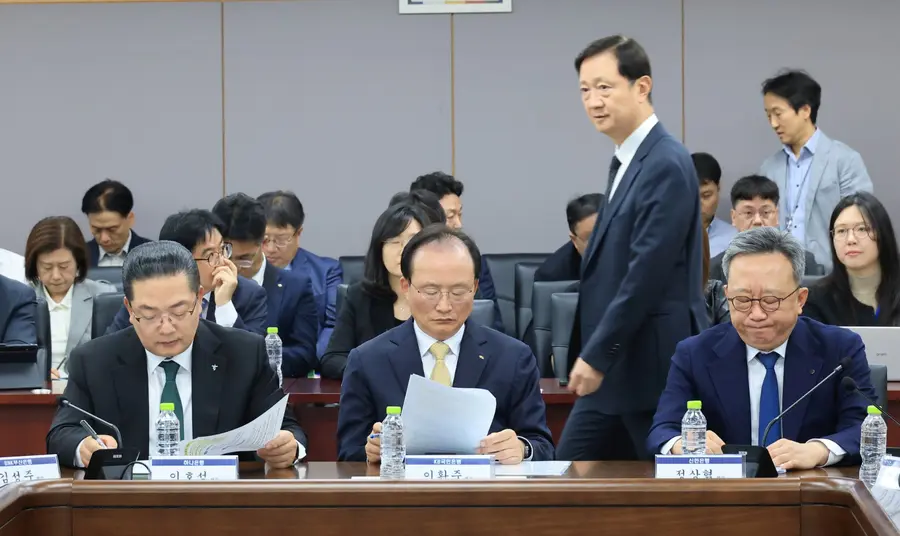 이찬진 금감원장이 4일 정부서울청사에서 열린 최근 침해위협 대응 전금융권 긴급 점검회의에 참석하며 이호성 하나은행장(왼쪽부터), 이환주 KB국민은행장, 정상혁 신한은행장 뒤를 지나고 있다. 연합뉴스