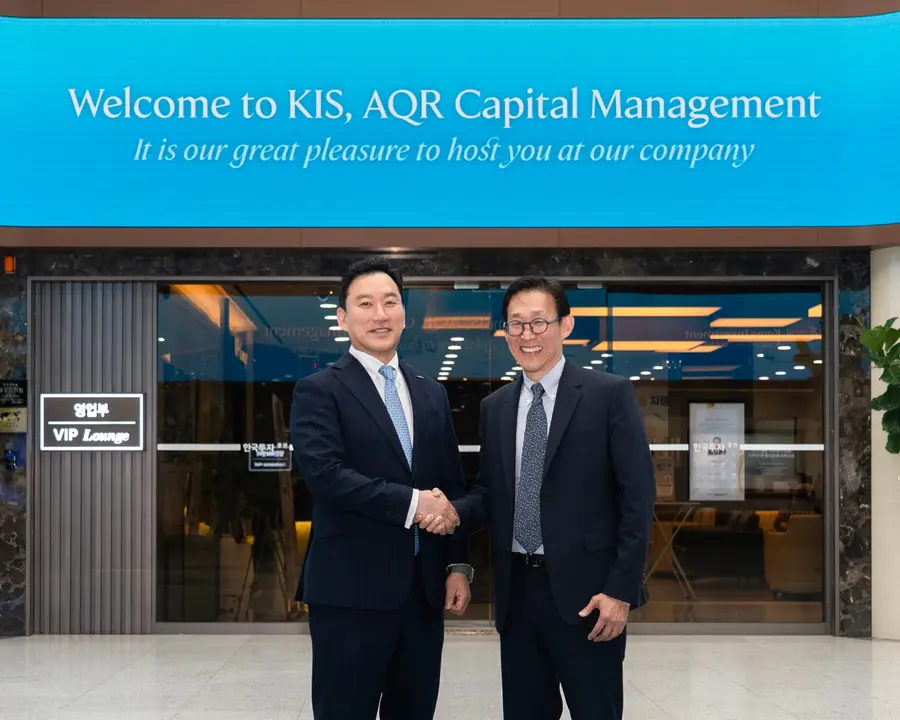 김성환 한국투자증권 사장(왼쪽)이 지난 6일 서울 여의도 본사에서 존 류(John M. Liew) AQR 공동창업자와 만나 비즈니스 협력 방안을 논의하고 기념사진을 촬영하고 있다. 한투제공