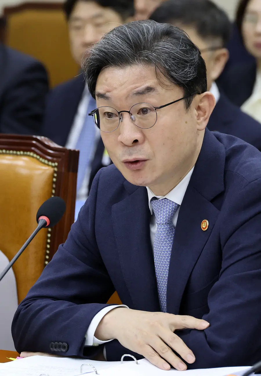 이억원 금융위원장이 8일 국회 정무위원회에서 열린 금융위원회 등에 대한 국정감사에서 위원들의 질의에 답하고 있다. 연합뉴스