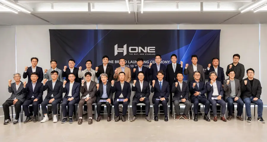 현대제철 임직원과 건설사, 구조설계사, 철골제작사, 유통사, 학·협회관계자들이 'H ONE' 브랜드 론칭 행사에서 단체 기념 촬영을 하고 있다. 출처=현대제철