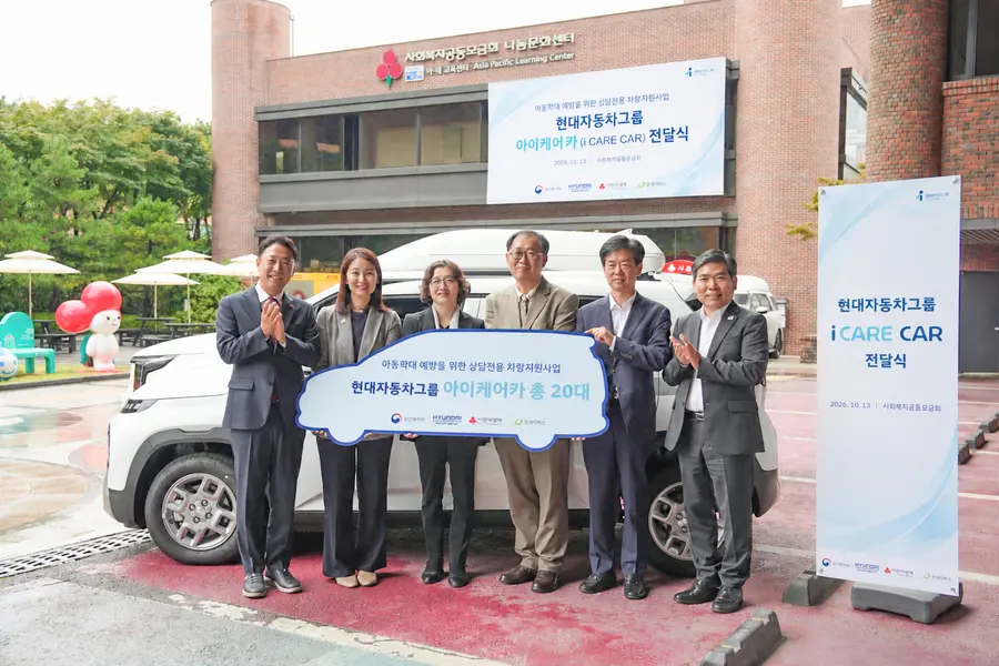 '아이케어 카' 전달식 단체 사진 촬영 (왼쪽부터 사회복지공동모금회 진석범 사무총장, 서울북부 아동보호전문기관 이선영 관장, 보건복지부 김현숙 인구아동정책관, 경기 남양주 아동보호전문기관 서범석 관장, 현대자동차그룹 이항수 부사장, 굿네이버스 김웅철 사무총장) 현대차 제공