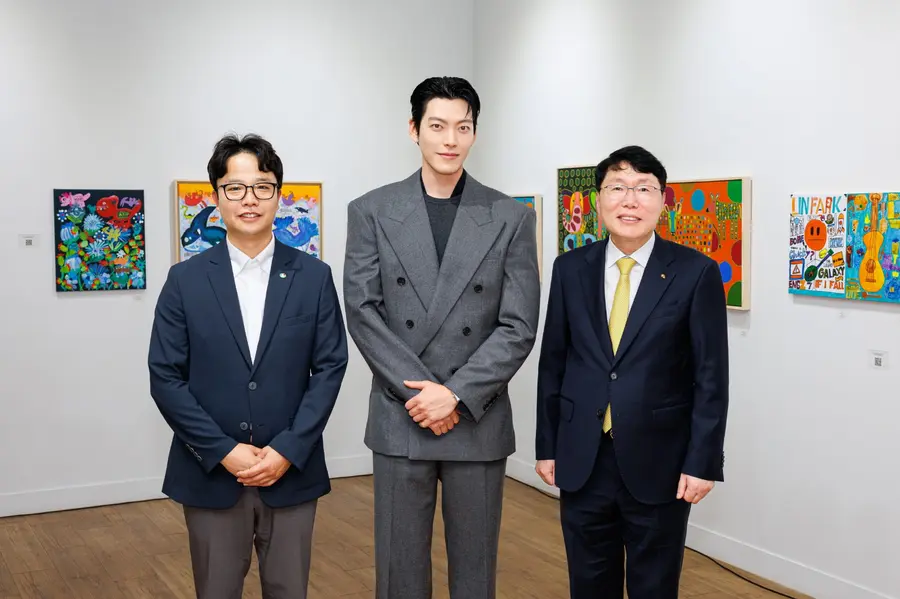 지난 12일 서울 종로구 172G갤러리(광화문역 지하1층)에서 열린 발달장애 아동·청소년 작가와 함께하는 ‘KB 봄 프로젝트’ 전시회 오픈식에서 김재관 KB국민카드 사장(사진 오른쪽), 김우빈 KB국민카드 광고모델(사진 중앙), 황대벽 밀알복지재단 사무처장(사진 왼쪽)이 기념촬영 하고 있다. 사진=KB국민카드