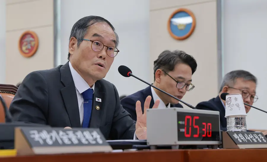 이용철 방위사업청장이 지난 13일 국회 국방위원회에서 열린 방위사업청 등에 대한 국정감사에서 국방위원 질의에 답하고 있다. 사진 연합뉴스