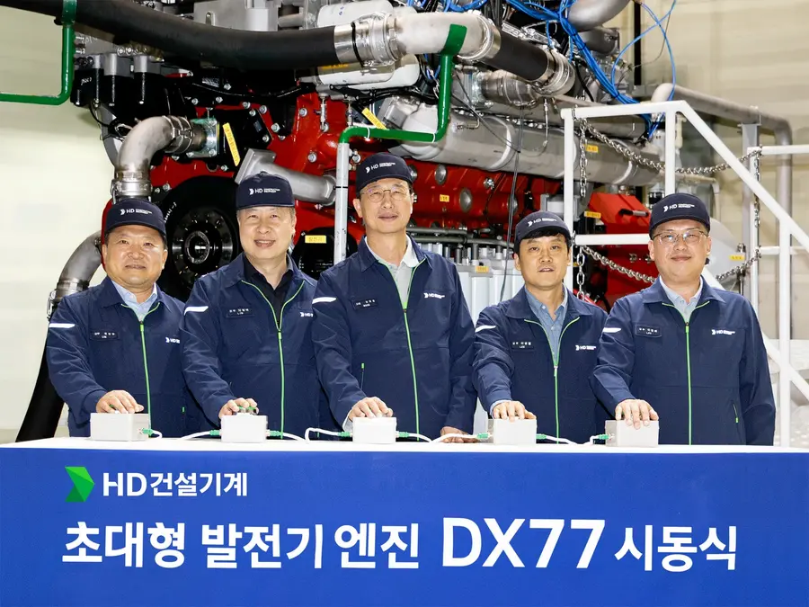 HD건설기계가 군산 캠퍼스에서 DX77 발전용 디젤 엔진 시동식을 진행했다. 사진 중앙은 HD건설기계 문재영 사장. HD건설기계 제공
